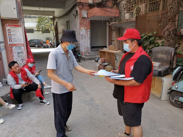 现场发放垃圾分类宣传页.jpg 现场发放垃圾分类宣传页.jpg