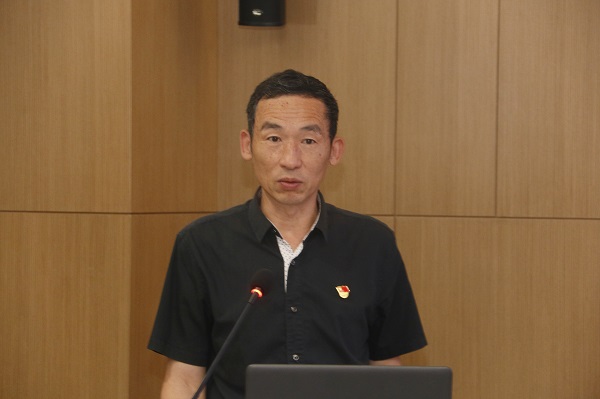 B体育(中国)监事会主席、党委副书记陈百斌宣读《关于表彰B体育(中国)先进基层党组织和优秀共产党员的决定》.jpg B体育(中国)监事会主席、党委副书记陈百斌宣读《关于表彰B体育(中国)先进基层党组织和优秀共产党员的决定》.jpg