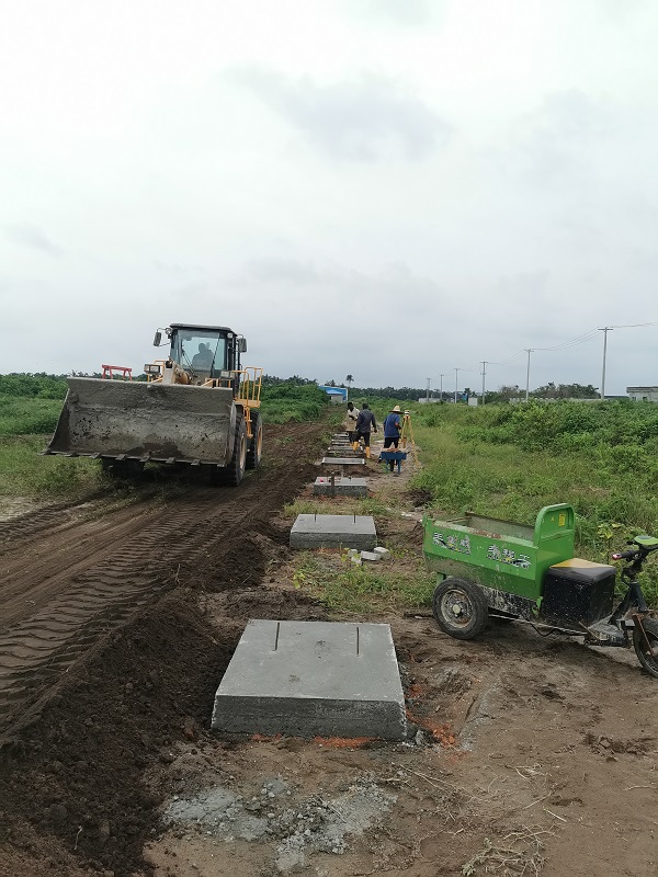 1.围墙地基处理及基础浇铸.jpg 1.围墙地基处理及基础浇铸.jpg