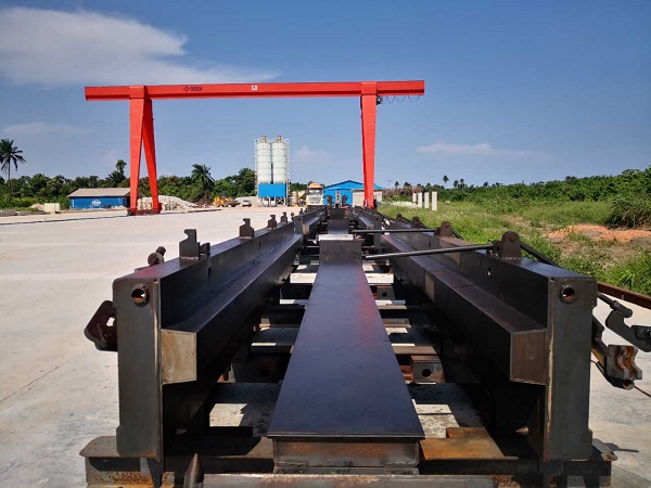 3.龙门吊和模具.jpg 3.龙门吊和模具.jpg