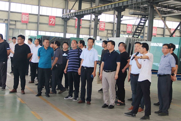 各位来宾参观静美生产车间.jpg 各位来宾参观静美生产车间.jpg