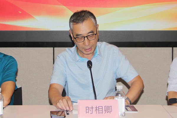 新乡市墙体材料行业协会会长时相卿宣读分会成立相关文件.jpg 新乡市墙体材料行业协会会长时相卿宣读分会成立相关文件.jpg