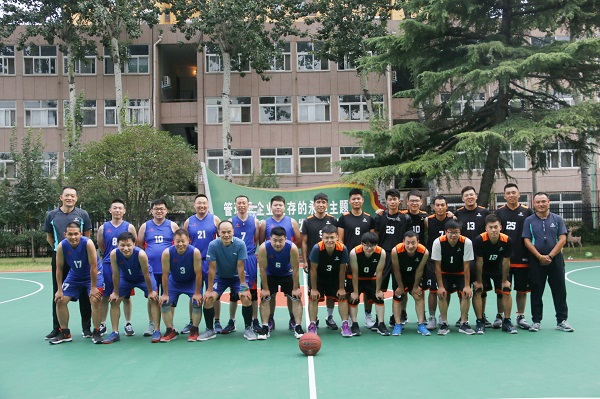 两队球员合影留念.jpg 两队球员合影留念.jpg