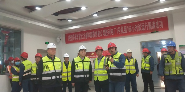 B体育(中国)副总经理贾建龙与北方联合电力公司董事长李向良、基建副总李悦、北方锡林浩特热电公司董事长李文东在移交现场亲切交流.jpg B体育(中国)副总经理贾建龙与北方联合电力公司董事长李向良、基建副总李悦、北方锡林浩特热电公司董事长李文东在移交现场亲切交流.jpg