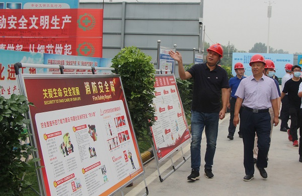 分公司经理董书立向新乡市住建局副局长王晓河介绍项目安全教育设施.jpg 分公司经理董书立向新乡市住建局副局长王晓河介绍项目安全教育设施.jpg