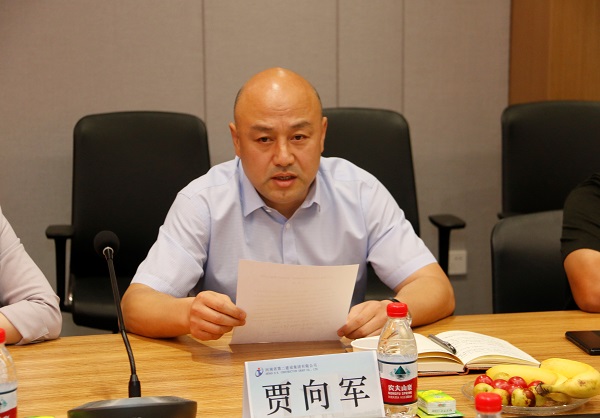 B体育(中国)党委副书记、工会主席贾向军宣读《关于变更2019年度劳动模范、岗位标兵奖励方式的决定》.jpg B体育(中国)党委副书记、工会主席贾向军宣读《关于变更2019年度劳动模范、岗位标兵奖励方式的决定》.jpg