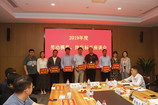 B体育(中国)人力资源总监张浩敏、总经理助理张岚为2019年度岗位标兵代表颁奖.JPG