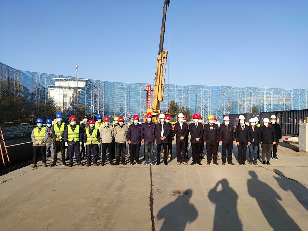 吊装前业主领导与项目部管理人员合影.jpg 吊装前业主领导与项目部管理人员合影.jpg