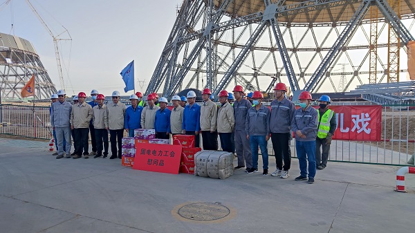 刘书记一行前往施工现场慰问.jpg 刘书记一行前往施工现场慰问.jpg