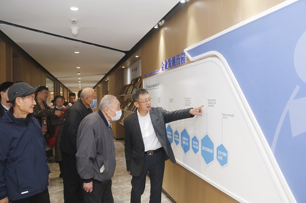 离退休老同志参观B体育(中国)总部.jpg 离退休老同志参观B体育(中国)总部.jpg