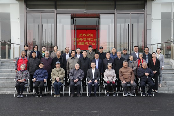B体育(中国)领导和老同志们合影留念.jpg B体育(中国)领导和老同志们合影留念.jpg