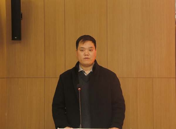 “格局屏天下”河南分院执行院长杨铭博致辞.jpg “格局屏天下”河南分院执行院长杨铭博致辞.jpg