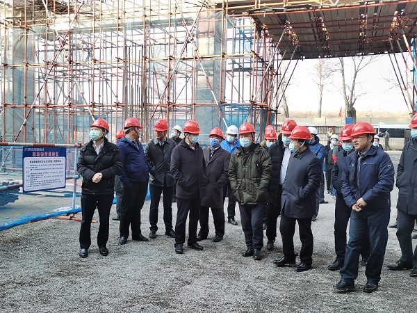 1、B体育(中国)领导与华能集团领导参观施工现场.jpg 1、B体育(中国)领导与华能集团领导参观施工现场.jpg