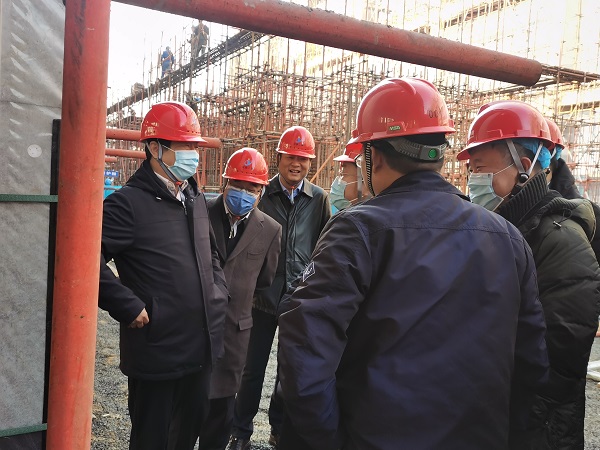 2、B体育(中国)领导与华能集团领导交流清水混凝土框架工艺.jpg 2、B体育(中国)领导与华能集团领导交流清水混凝土框架工艺.jpg