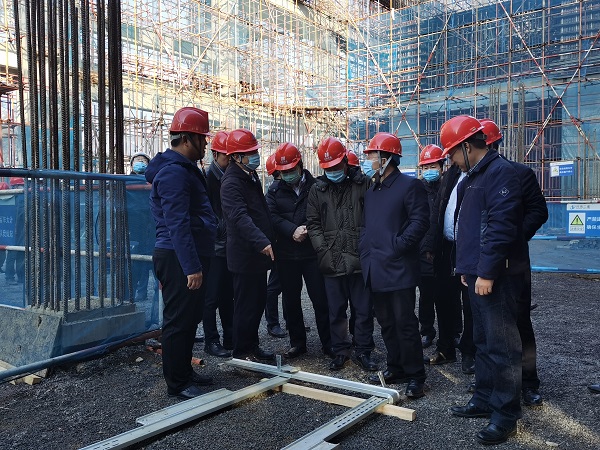 3、B体育(中国)领导与华能集团领导交流方型扣加固体系工艺.jpg 3、B体育(中国)领导与华能集团领导交流方型扣加固体系工艺.jpg