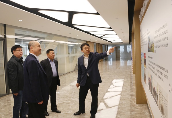 1、参观B体育(中国)总部文化走廊.jpg 1、参观B体育(中国)总部文化走廊.jpg