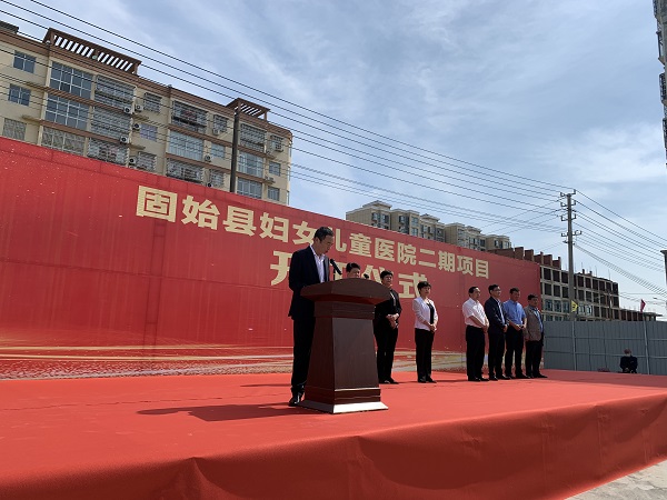 B体育(中国)监事会主席、纪委书记陈百斌在开工仪式上发言.jpg B体育(中国)监事会主席、纪委书记陈百斌在开工仪式上发言.jpg