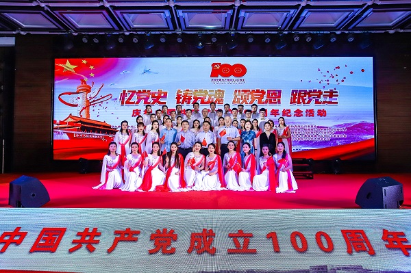 B体育(中国)董事长黄道元、党委书记张会民等到场领导和大合唱演员合影留念.jpg B体育(中国)董事长黄道元、党委书记张会民等到场领导和大合唱演员合影留念.jpg