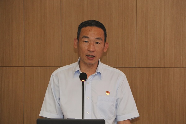 3、B体育(中国)党委副书记陈百斌宣读表彰文件.jpg 3、B体育(中国)党委副书记陈百斌宣读表彰文件.jpg