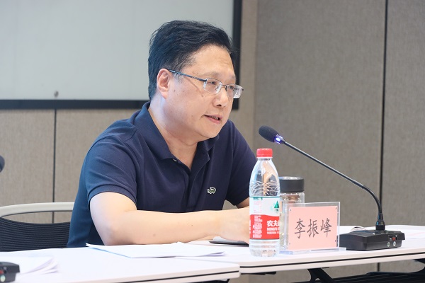 3、河南省建筑劳务管理办公室劳务科科长李振峰发表讲话.jpg 3、河南省建筑劳务管理办公室劳务科科长李振峰发表讲话.jpg