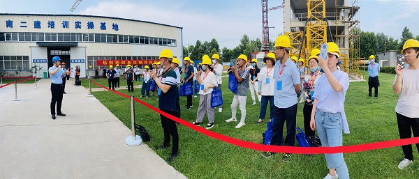 5、参观集团培训学校实操基地.jpg 5、参观集团培训学校实操基地.jpg