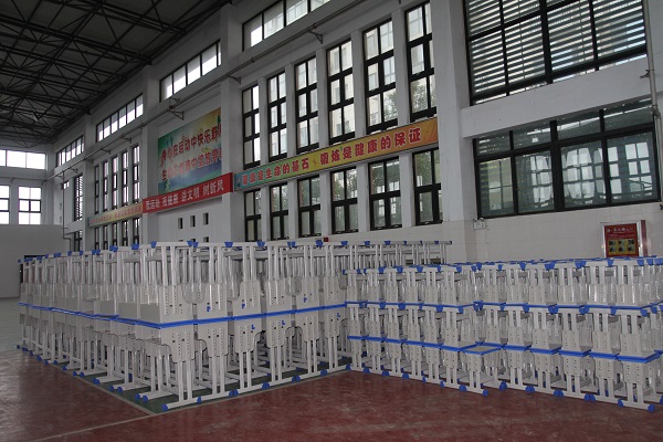 8、向新中大道小学捐赠的课桌椅.jpg 8、向新中大道小学捐赠的课桌椅.jpg