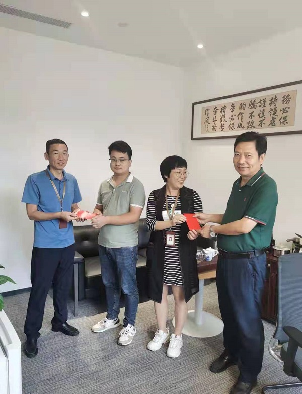 13、公司领导慰问受灾员工.jpg 13、公司领导慰问受灾员工.jpg