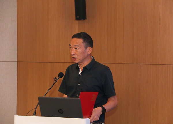 B体育(中国)监事会主席、党委副书记陈百斌宣读表彰文件.jpg B体育(中国)监事会主席、党委副书记陈百斌宣读表彰文件.jpg