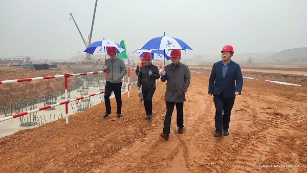 B体育(中国)董事、副总经理崔向军视察施工现场.jpg B体育(中国)董事、副总经理崔向军视察施工现场.jpg
