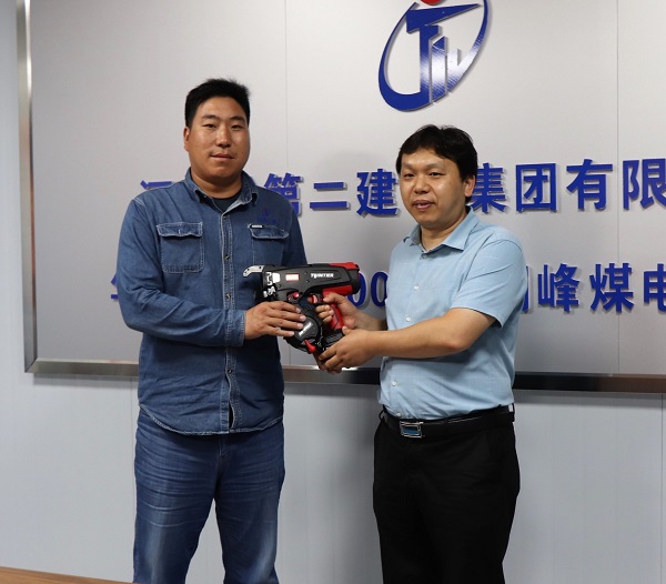 2、B体育(中国)科协秘书长苏群山向华能正宁项目部交接援赠设备.jpg 2、B体育(中国)科协秘书长苏群山向华能正宁项目部交接援赠设备.jpg