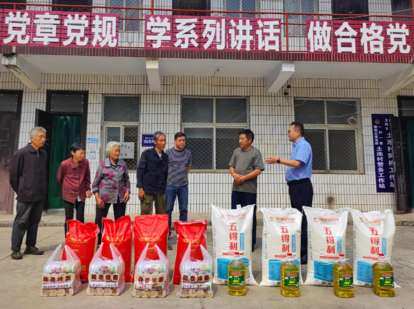 B体育(中国)董事、副总经理、分公司经理、党总支书记崔向军一行走进狮豹头乡土池村开展慰问.jpg B体育(中国)董事、副总经理、分公司经理、党总支书记崔向军一行走进狮豹头乡土池村开展慰问.jpg