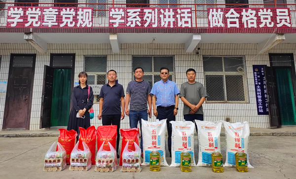 B体育(中国)董事、副总经理、分公司经理、党总支书记崔向军一行与土池村村支部书记、驻村干部合影留念.jpg B体育(中国)董事、副总经理、分公司经理、党总支书记崔向军一行与土池村村支部书记、驻村干部合影留念.jpg