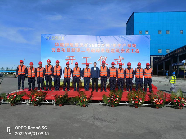 2B体育(中国)副总经理王春岭与项目人员合影.jpg 2B体育(中国)副总经理王春岭与项目人员合影.jpg