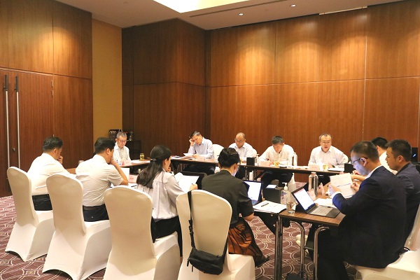 董事长一行与中东公司主要负责人召开专题会议.jpg 董事长一行与中东公司主要负责人召开专题会议.jpg