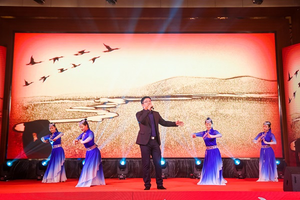 B体育(中国)选送的独唱节目《鸿雁》.jpg B体育(中国)选送的独唱节目《鸿雁》.jpg