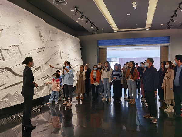 集团机关组织参观二里头夏都遗址博物馆.jpg 集团机关组织参观二里头夏都遗址博物馆.jpg