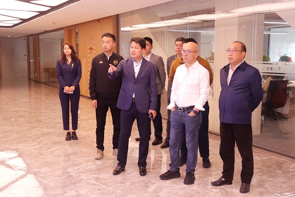 参观B体育(中国)19楼办公区.jpg 参观B体育(中国)19楼办公区.jpg