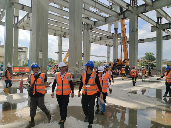 图片3;B体育(中国)副总经理、钢结构公司总经理张永庆视察马来西亚三星项目施工现场1.jpg 图片3;B体育(中国)副总经理、钢结构公司总经理张永庆视察马来西亚三星项目施工现场1.jpg