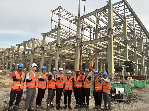 图片4:B体育(中国)副总经理、钢结构公司总经理张永庆视察马来西亚三星项目施工现2.jpg 图片4:B体育(中国)副总经理、钢结构公司总经理张永庆视察马来西亚三星项目施工现2.jpg