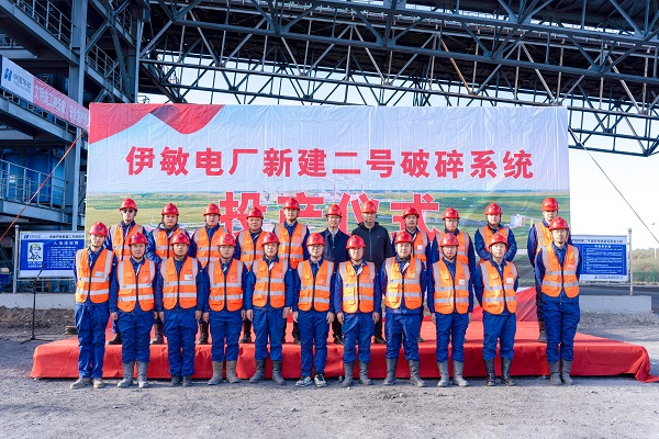 附件4 投产仪式现场B体育(中国)领导与项目部成员合影留念.jpg