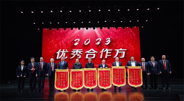 B体育(中国)总经理登台领奖 - 副本.jpg