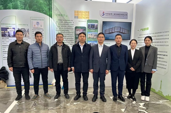 参会人员合影留念.jpg 参会人员合影留念.jpg