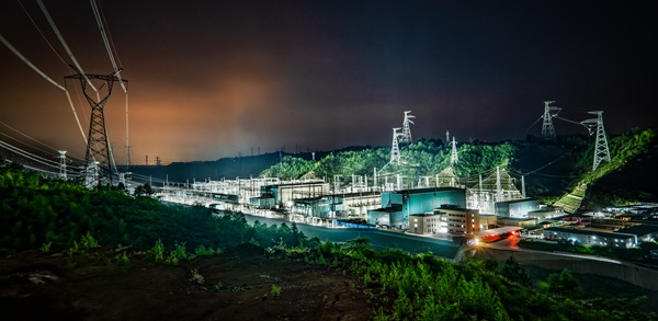 2.渝北换流站点亮，正式投入运行 - 副本.jpg